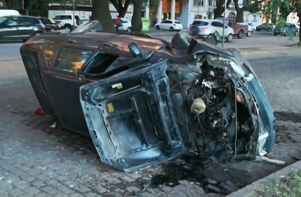Sigue el misterio: el conductor que volcó en plena avenida no ingresó a ninguna guardia y el auto no tiene captura
