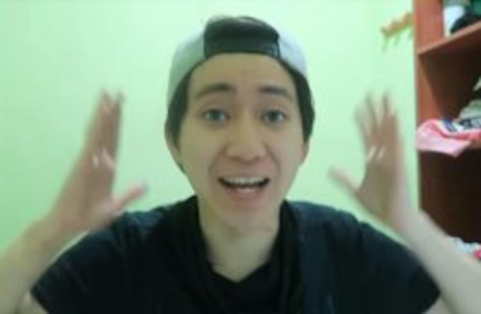 Denuncian a un famoso youtuber español que humilló a un indigente