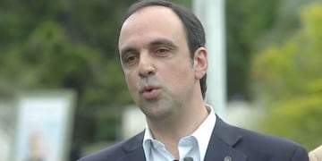 Corral se levantó y se fue de un acto de Provincia en Santa Fe\u002E\nEl Frente Progresista invitó al intendente José Corral para el acto de apertura de sobres para construir un centro de salud en barrio Chalet