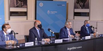 Alberto Fernández dio un discurso desde la Casa Rosada, donde estuvo acompañado por los gobernadores Gutiérrez, Perotti y Morales\u002E (Foto: Presidencia)