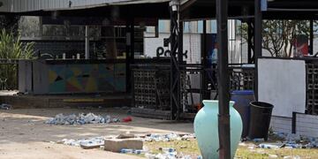 Encontraron un envoltorio en los baños químicos de Punta Stage y presumen que contiene cocaína