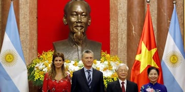 Vietnam's President Nguyen Phu Trong and his wife Ngo Thi Man pose for photo with his Argentinian counterpart Mauricio Macri and wife Juliana Awada in Hanoi, Vietnam February 20, 2019\u002E REUTERS/Kham