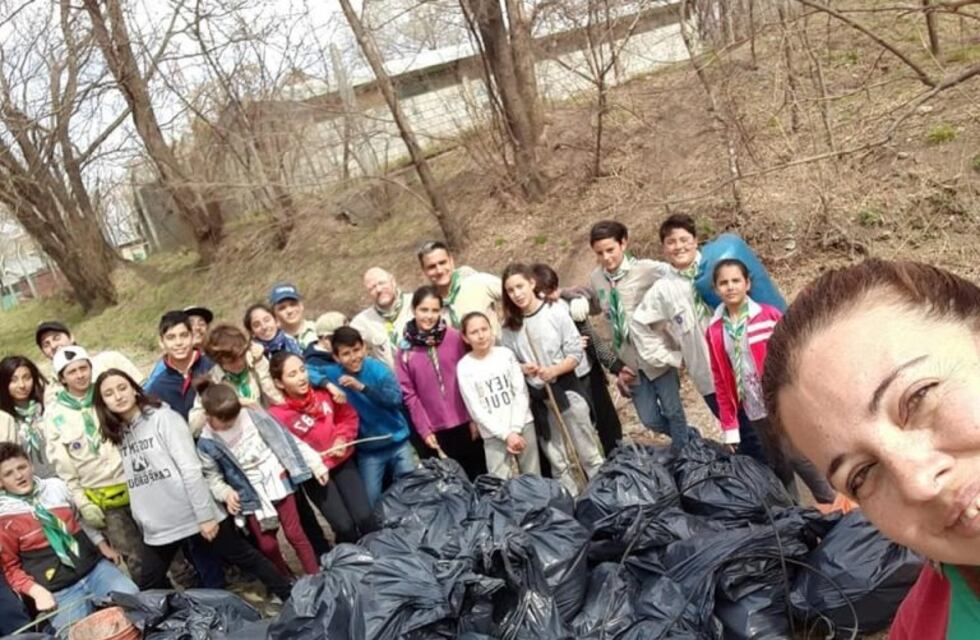 La Juventud de Scout Paravachasca retiró basura de la costa del río Anisacate