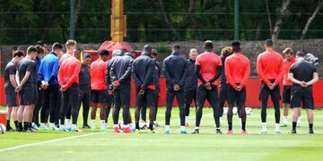 El minuto de silencio de Manchester United por el atentado perpetrado por el ISIS.