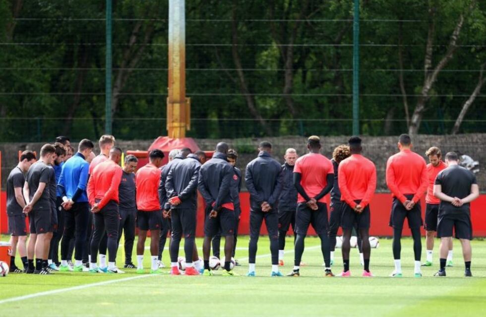 El minuto de silencio del plantel de Manchester United tras el atentado perpetrado por el ISIS