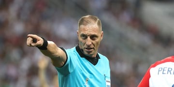 partido final del mundial francia campeon campeones del mundo \r\n\r\n Referee Nestor Pitana of Argentina points during FIFA World Cup 2018 final match between France and Croatia at the Luzhniki Stadium in Moscow, Russia, 15 July 2018\u002E Photo: Cezaro De Luca/dpa rusia nestor pitana futbol campeonato mundial 2018 futbol futbolistas partido final seleccion francia croacia
