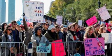 Una marcha de mujeres para llamar a votar en las elecciones legislativas en EEUU (AFP)