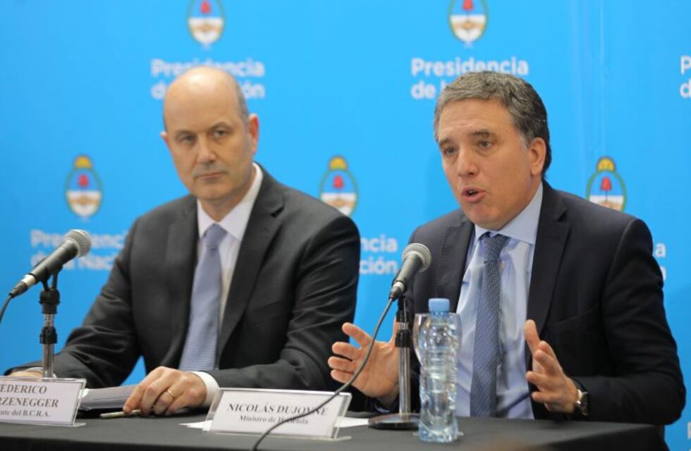 El dólar se dispara a $26 a pesar del respaldo del FMI