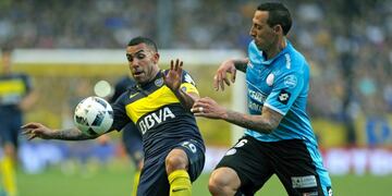 Boca Juniors' forward Carlos Tevez (L) vies for the ball with Belgrano's defender Cristian Lema during their Argentina First Division football match, at La Bombonera stadium, in Buenos Aires, on September 11 , 2016.rnBoca Juniors won by 3-0. / AFP PHOTO / ALEJANDRO PAGNI cancha de boca juniors carlos tevez campeonato torneo primera division 2016 futbol futbolistas partido boca juniors belgrano de cordoba