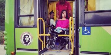 Habrá más unidades con rampas, que permitirán que personas en sillas de ruedas puedan acceder a los colectivos\u002E