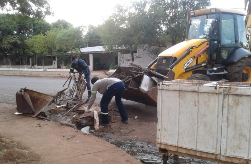 Limpieza en avenidas del oeste de Posadas donde retiraron ramas y residuos voluminosos