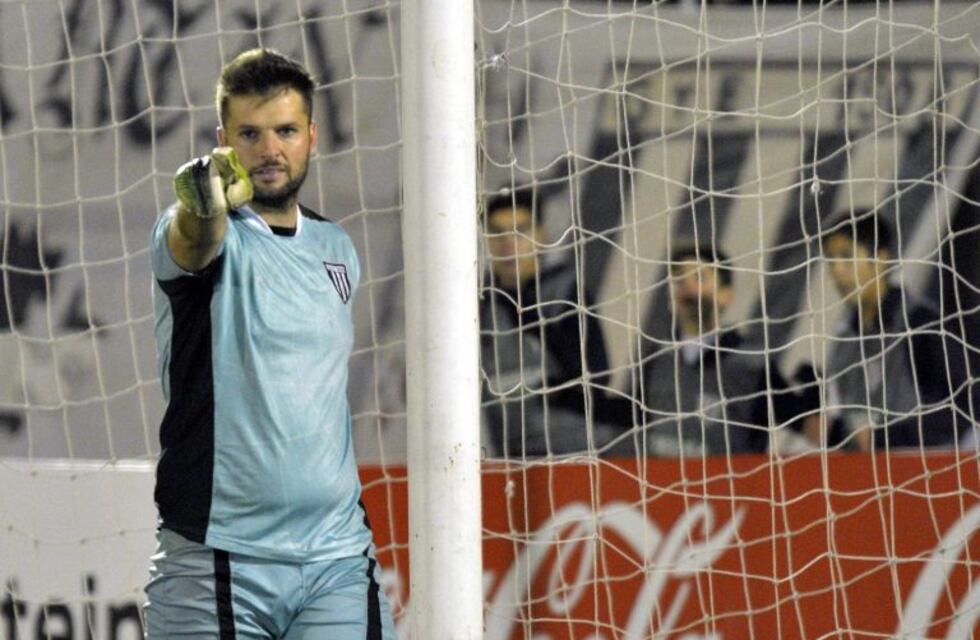 Gimnasia y la historia del arquero que ataja sentado