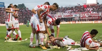 Claudio Bieler celebra uno de sus tantos y todos se abrazan en La Ciudadela\u002E
