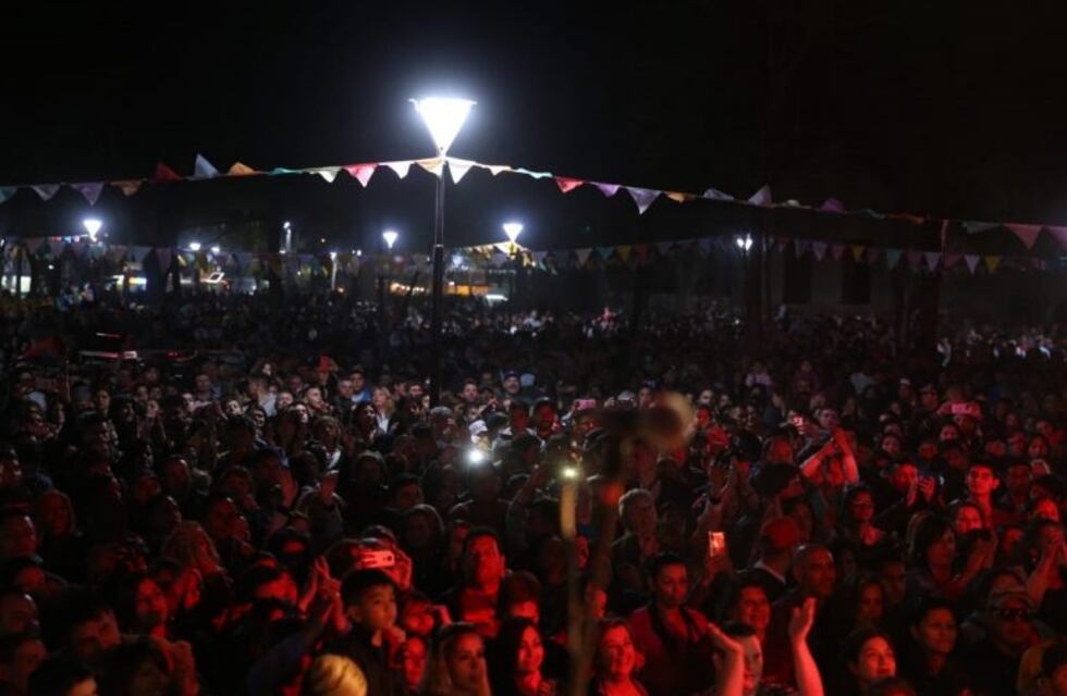 Una multitud festejó la Primavera en Colonia Caroya con La Barra