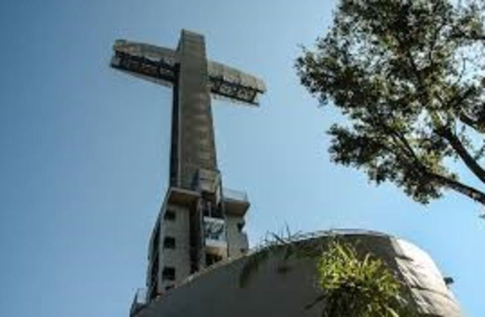 Mario Markic muestra hoy la Cruz de Santa Ana e imágenes de la Costanera de Posadas