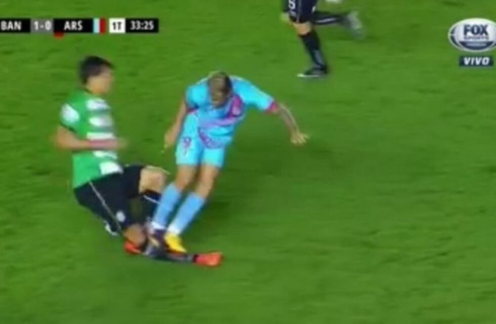 El tremendo planchazo de un jugador de Arsenal a uno de Banfield