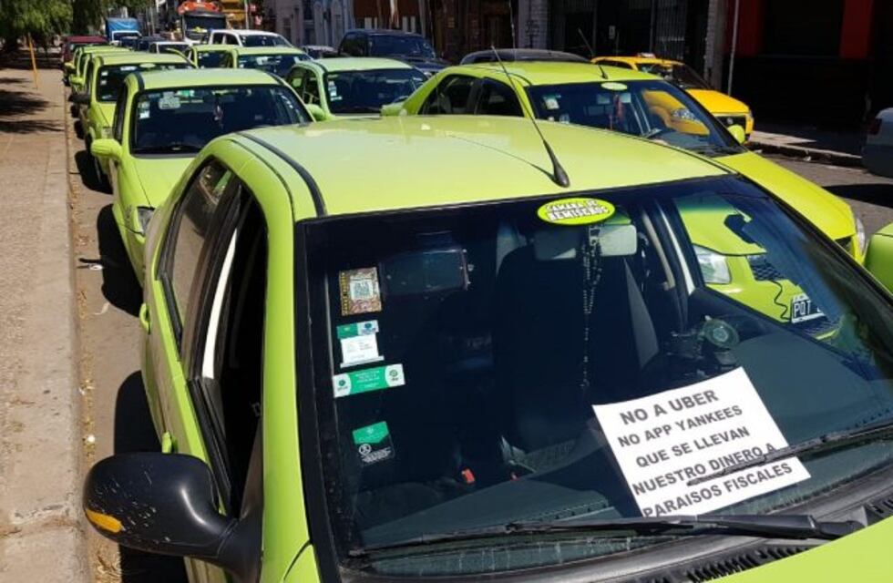 Nueva presentación judicial contra Uber: esta vez, remiseros