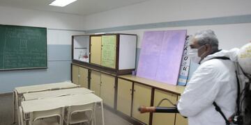 BAS06- BUENOS AIRES (ARGENTINA) 15/07/09\u002E Un trabajador fumiga una escuela al sur de la ciudad de Buenos Aires hoy, 15 de julio de 2009, para prevenir la expansión de la gripe A en Argentina, donde la pandemia ya cobró 137 muertos, además de 3\u002E056 casos de enfermos confirmados\u002E Según las últimas estadísticas oficiales, el país ocupa el segundo lugar en el mundo por cantidad de víctimas fatales del virus, detrás de Estados Unidos\u002E EFE/Cézaro De Luca\r\n buenos aires lucha contra gripeA fumigacion colegios escuelas pandemia global gripeA h1n1 epidemia prevencion desinfeccion escuelas