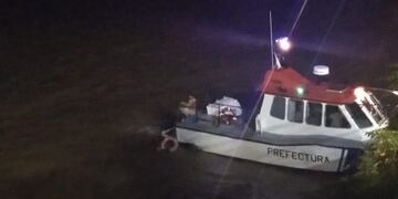 Prefectura Naval tuvo que rescatar al hombre que fue arrojado al río Paraná\u002E