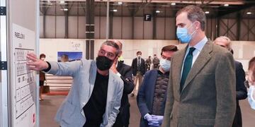 La imagen del rey Felipe en un hospital que generó indignación