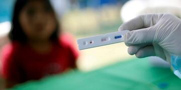 A member of Brazilian Armed Forces medical team takes COVID-19 test from a child from the indigenous Yanomami ethnic group, amid the spread of the coronavirus disease (COVID-19), at the Waikas region in the municipality of Auaris, state of Roraima, Brazil June 30, 2020\u002E REUTERS/Adriano Machado REFILE - CORRECTING GRAMMAR