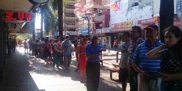 A pesar de la medida, una larga fila se formó fuera de la casa de cambios\u002E