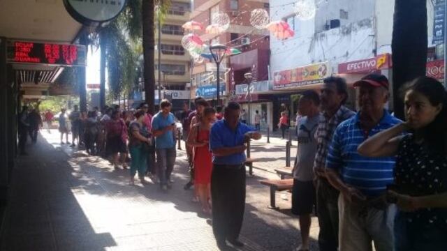A pesar de la medida, una larga fila se formó fuera de la casa de cambios\u002E
