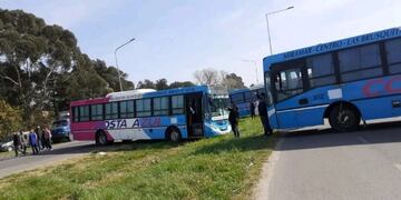 Choferes de media distancia realizaron un corte en la Ruta 2 (Foto: La Capital)