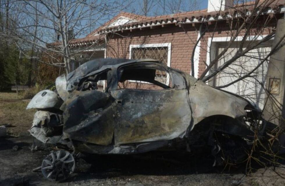 Volcó y el acompañante murió calcinado