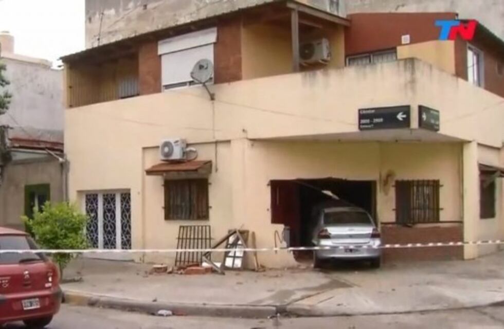 Villa Soldati: un auto se incrustó en el comedor de su casa mientras desayunaban