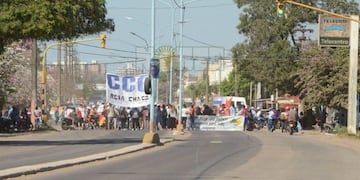 Manifestantes cortaron la avenida Sabín, en el acceso a la ciudad de Resistencia\u002E (Foto: Diario Norte)