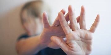 Su expareja la echó de su casa con su hijo, lo denunció y ahora la familia del hombre la hostiga