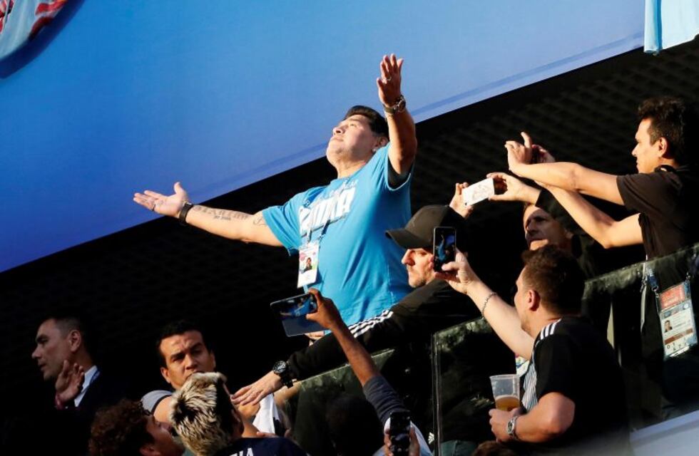 El show de Diego durante el partido entre Argentina y Nigeria