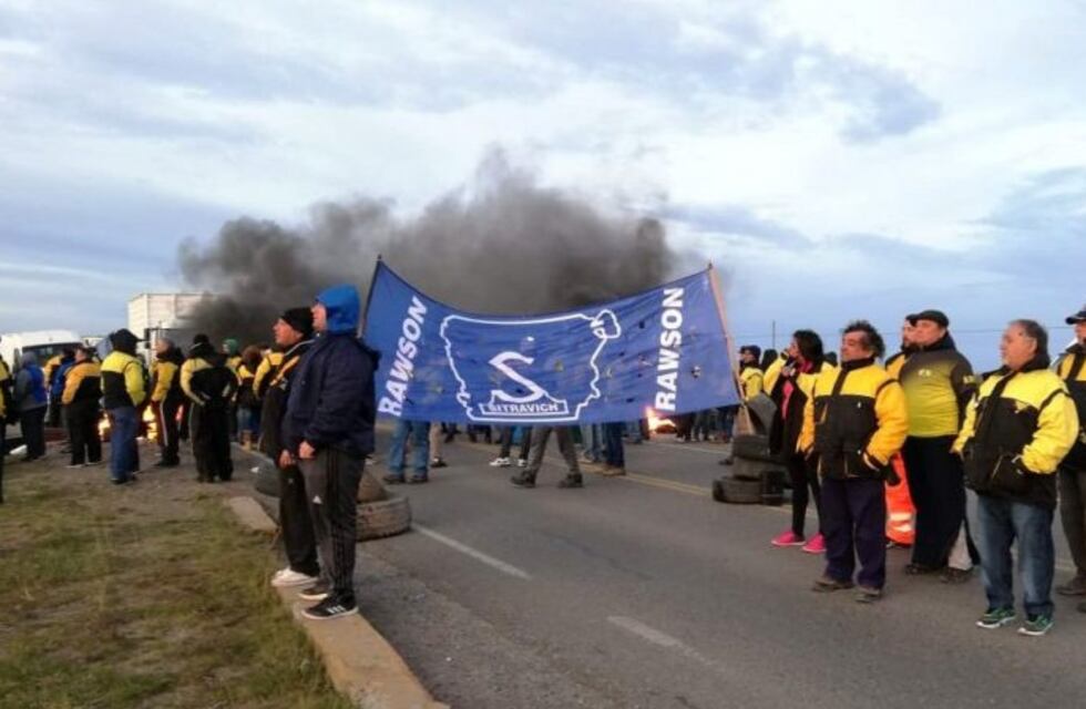 Trabajadores viales cortan la Ruta 3 en el acceso a Trelew