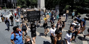 New York (United States), 07/06/2020\u002E- People march in protest at Columbus Circle, 12 days on after George Floyd's death in police custody, in New York, USA, 06 June 2020\u002E A bystander's video posted online on 25 May, appeared to show George Floyd pleading with arresting officers that he couldn't breathe as an officer knelt on his neck\u002E The unarmed black man later died in police custody\u002E (Protestas, Estados Unidos, Nueva York) EFE/EPA/Peter Foley
