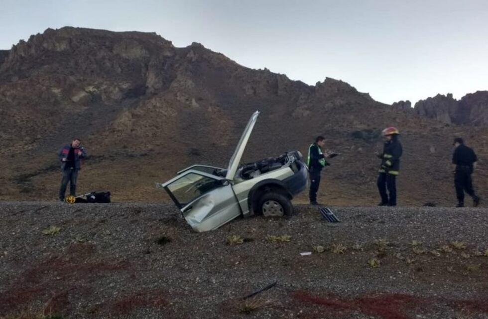 En un accidente un auto quedó partido por la mitad y hubo tres heridos