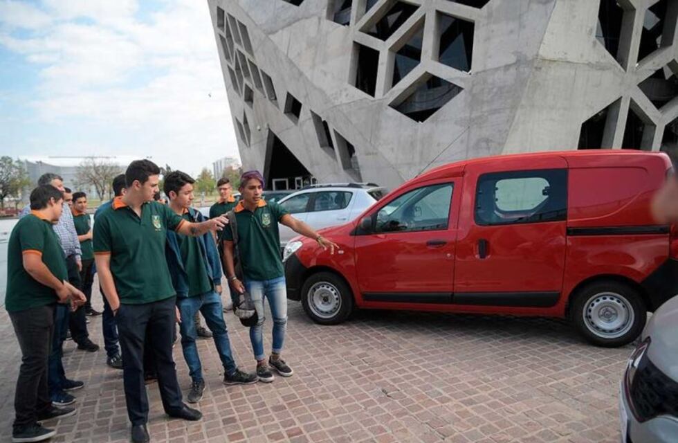 La Escuela IPET 50 recibirá dos autos para el taller