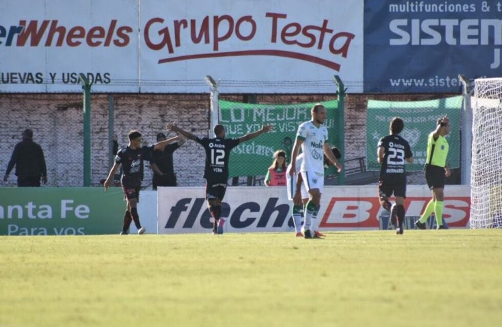 Colón aplastó a Sarmiento y acecha a Boca