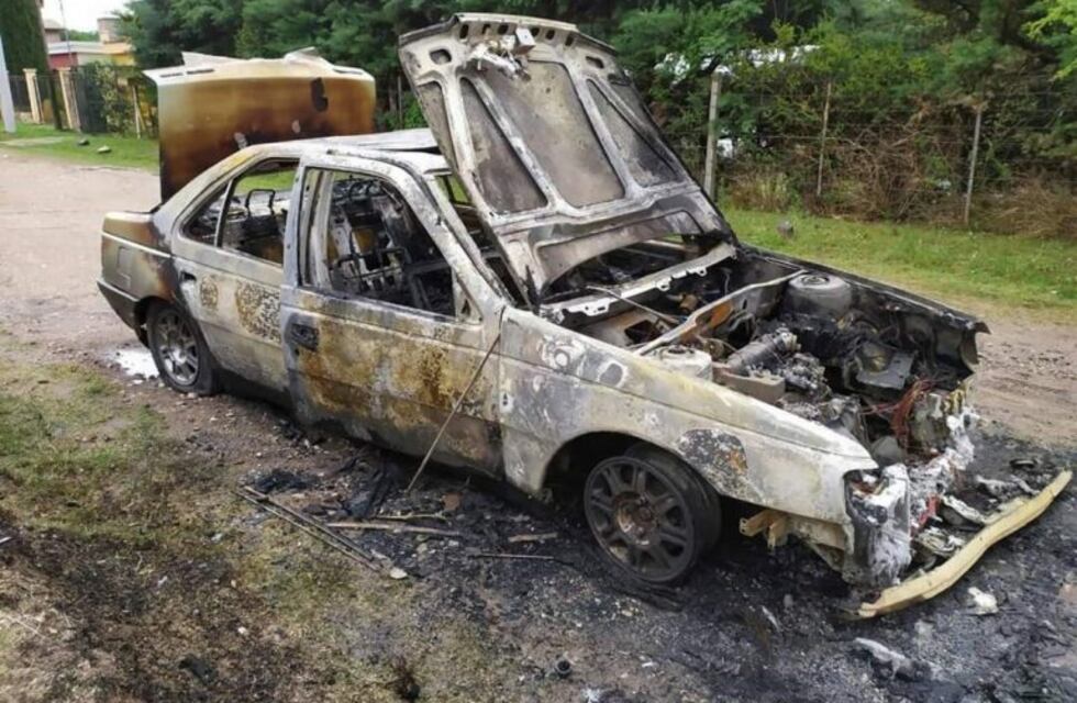 Impresionante: un auto se quemó por completo en San Antonio de Arredondo