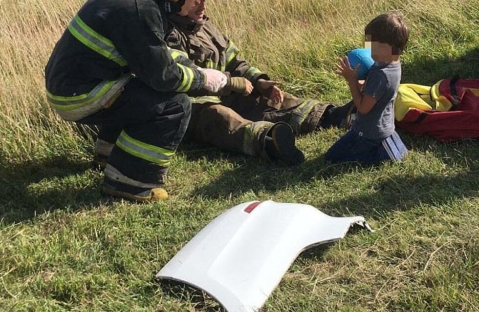 Bomberos jugaron con un niño para que no vea a sus familiares lastimados en un accidente en Madariaga