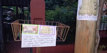 Los trabajadores encontraron la comida y los carteles sobre la calle Mitre\u002E