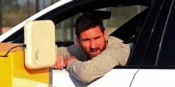 Lionel Messi se complicu00f3 al pagar el parquu00edmetro y Mascherano saliu00f3 al rescate.