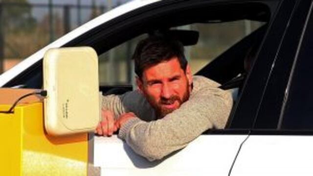 Lionel Messi se complicu00f3 al pagar el parquu00edmetro y Mascherano saliu00f3 al rescate.