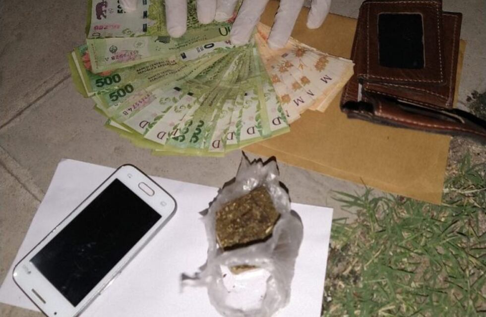 Andaba en el auto vendiendo droga en el Barrio Gastronómico