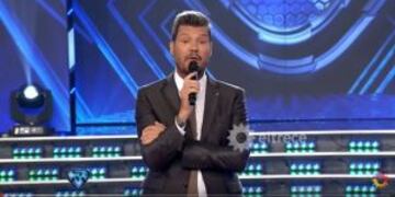 El conductor pronunciando su discurso