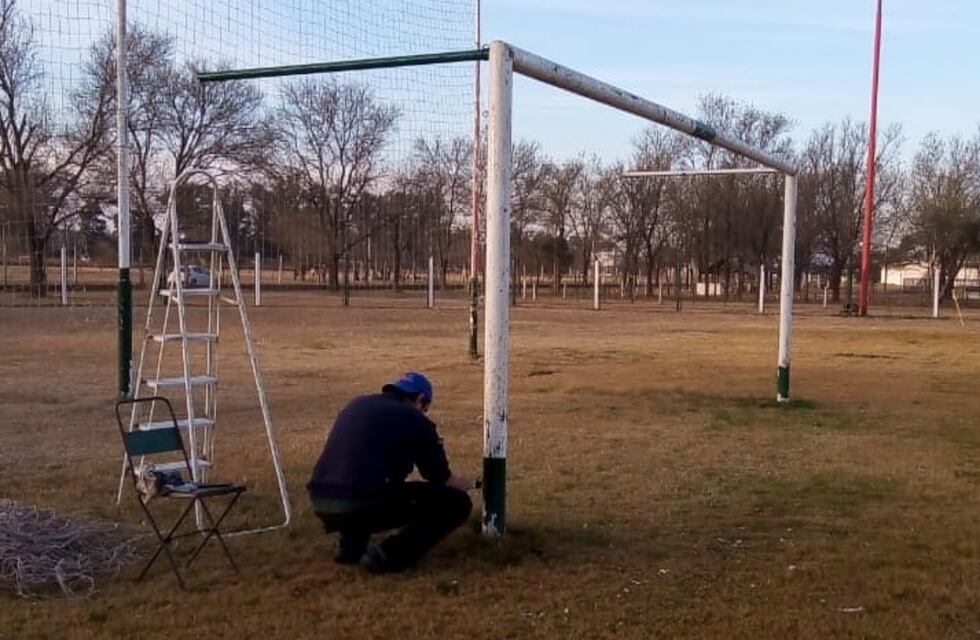 Jugadores de Reserva y de Primera pintan la cancha del Cultural de Arroyito
