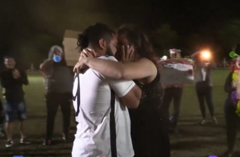 Conmovedor: le propuso matrimonio en medio de un partido de fútbol en Paraná