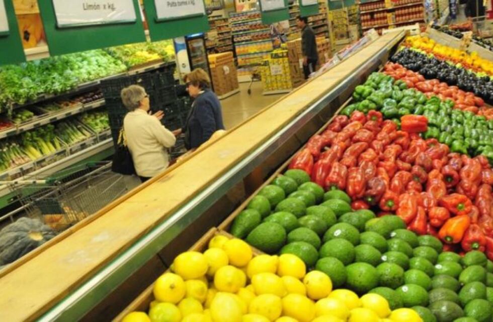 Los consumos en supermercados y shoppings en enero cayeron cerca de 15 puntos respecto de la inflación