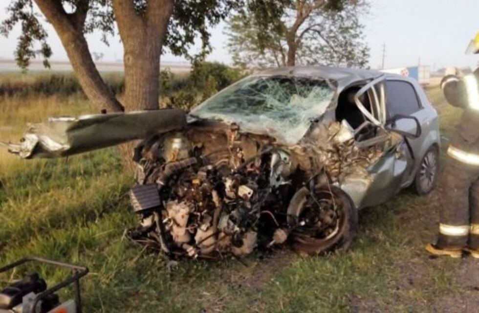 Mujer policía murió al chocar de frente contra un camión