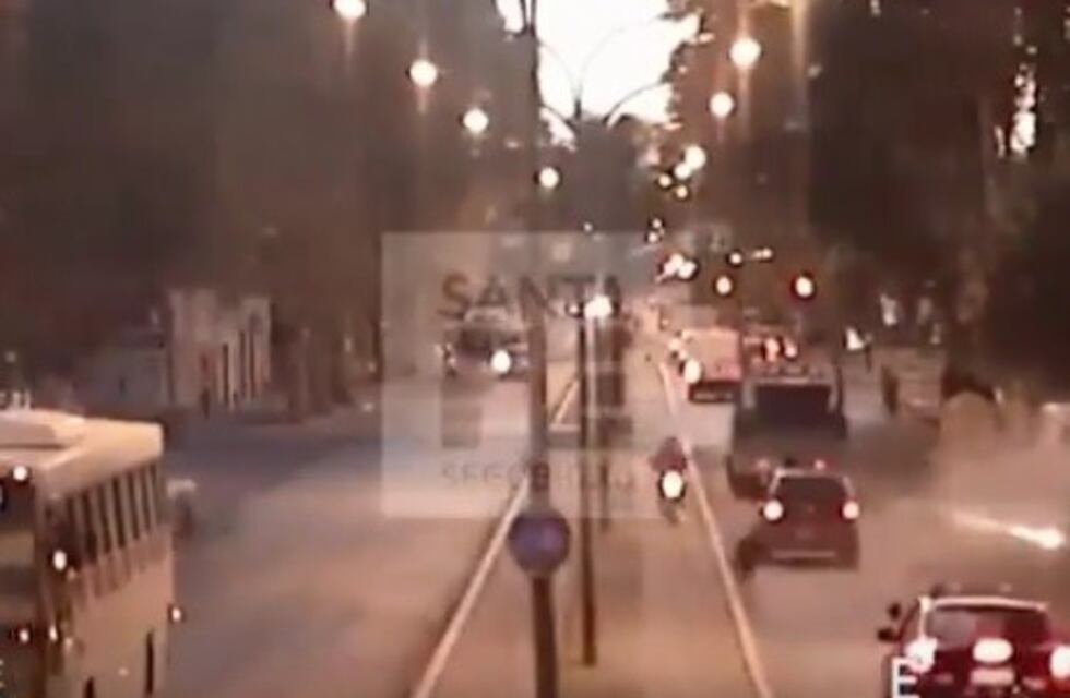 Así fue la huida de los ladrones que robaron un taxi y terminaron chocando contra un árbol